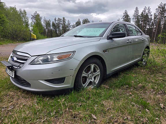 Ford Taurus 2 of 5