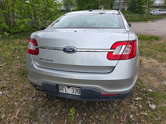 Ford Taurus 4 of 5