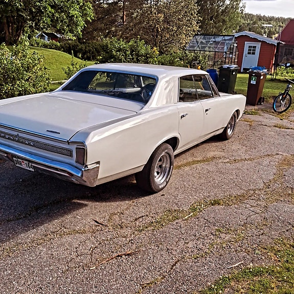 Pontiac LeMans 2 of 5