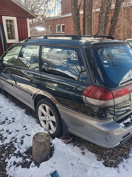 Subaru Legacy Outback 2 of 3