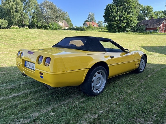 Chevrolet Corvette 11 of 17