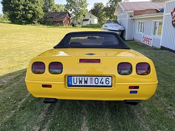 Chevrolet Corvette 13 of 17