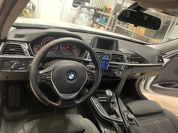 BMW 318d 14 of 19