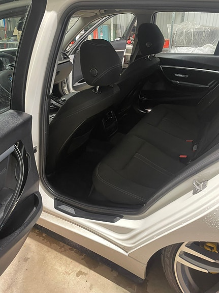 BMW 318d 15 of 19