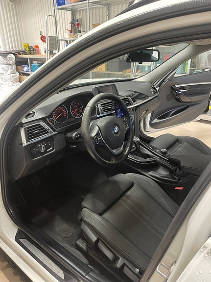 BMW 318d 13 of 19