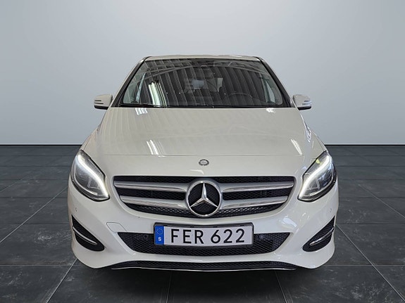 Mercedes-Benz B180 d 2 of 5