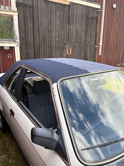 BMW 320i 2 of 5