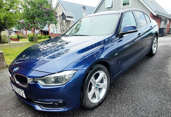 BMW 320i 2 of 5