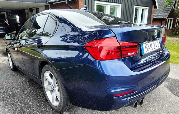 BMW 320i 3 of 5