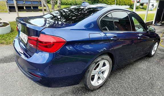 BMW 320i 4 of 5