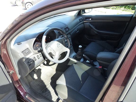 Toyota Avensis 4 of 5