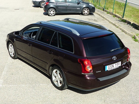 Toyota Avensis 2 of 5