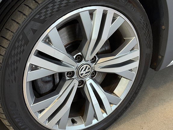 Volkswagen Passat Alltrack 2 of 5