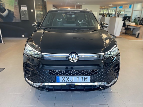 Volkswagen Tiguan 2 of 5