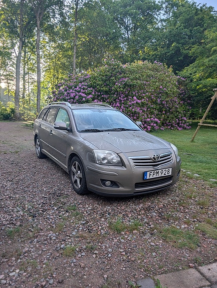Toyota Avensis 2 of 5