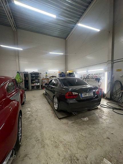 BMW 325d 3 of 4