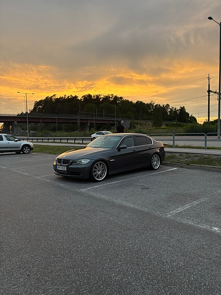 BMW 325d 2 of 4