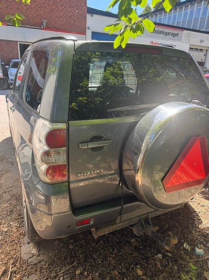 Suzuki Grand Vitara 2 of 7