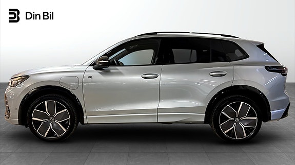 Volkswagen Tiguan 2 of 5