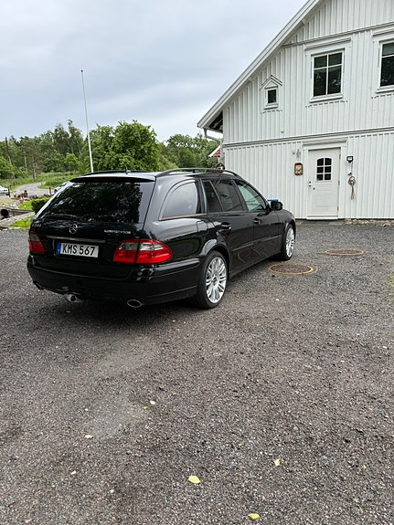 Mercedes-Benz E200 3 of 5