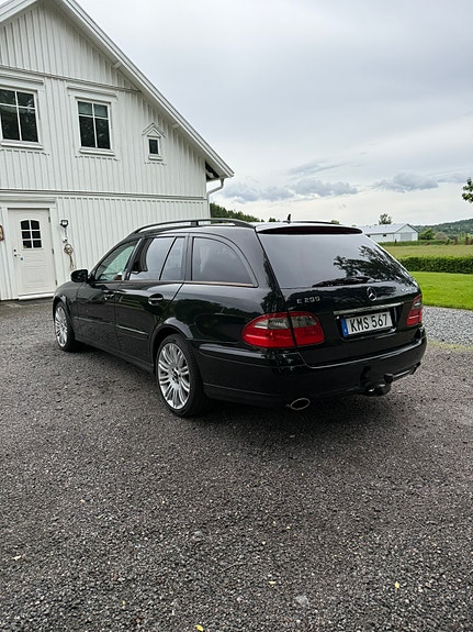 Mercedes-Benz E200 4 of 5