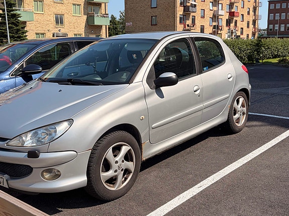 Peugeot 206 2 of 5