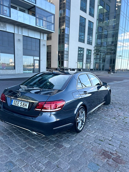 Mercedes-Benz E220 2 of 14