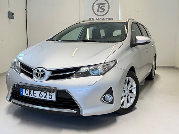 Toyota Auris 2 of 5
