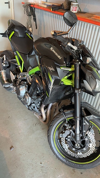 Kawasaki Z900 2 of 4
