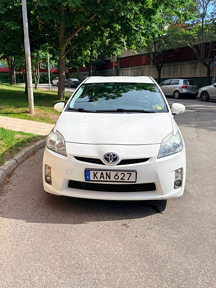 Toyota Prius 4 of 5