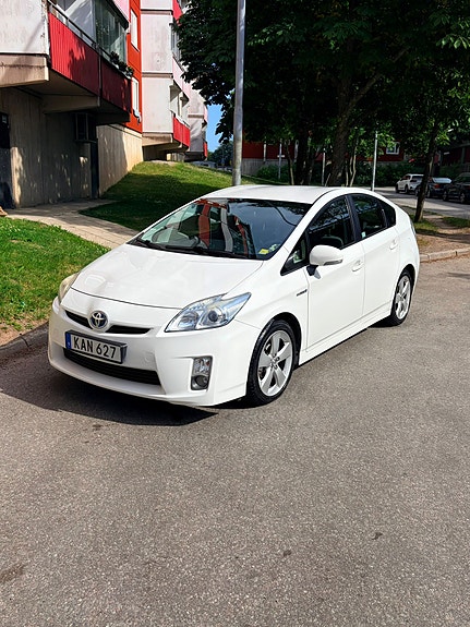 Toyota Prius 3 of 5