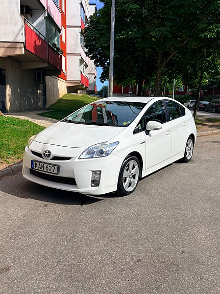 Toyota Prius 2 of 5