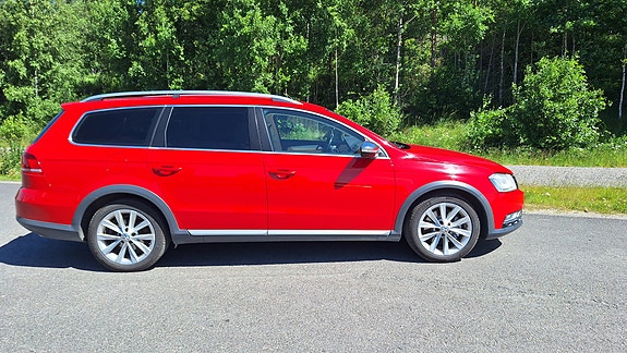 Volkswagen Passat Alltrack 2 of 5