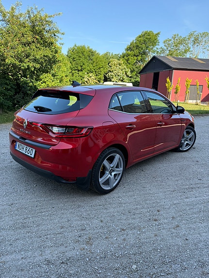 Renault Megane IV 2 of 5