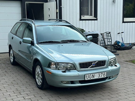 Volvo V40 2 of 5