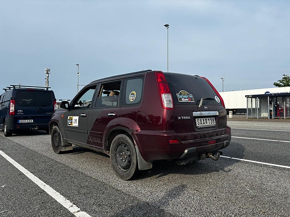 Nissan X-Trail 3 of 5