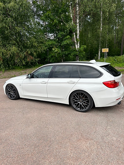 BMW 328i 2 of 5