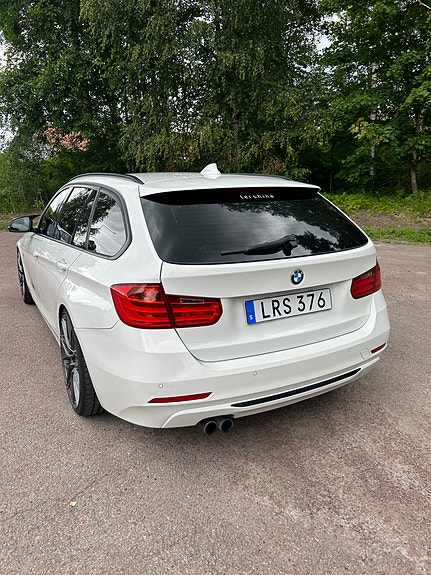 BMW 328i 3 of 5