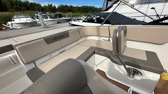 Bayliner VR5 5 of 5