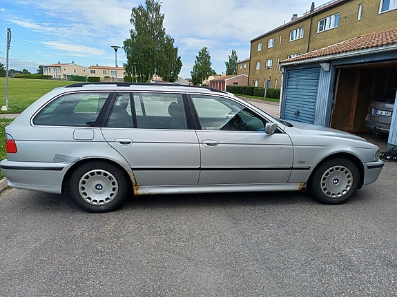 BMW 523i 4 of 5