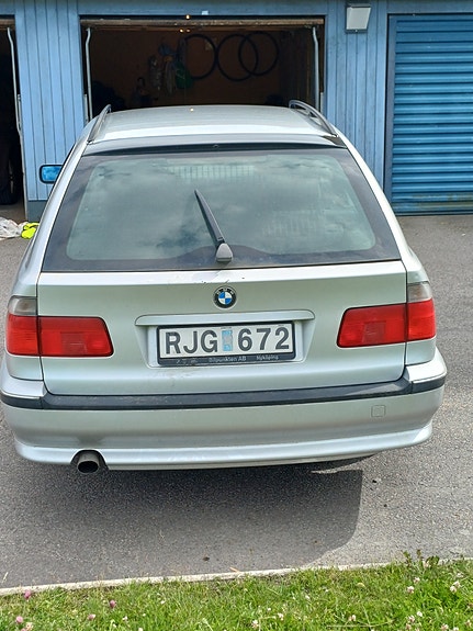 BMW 523i 3 of 5