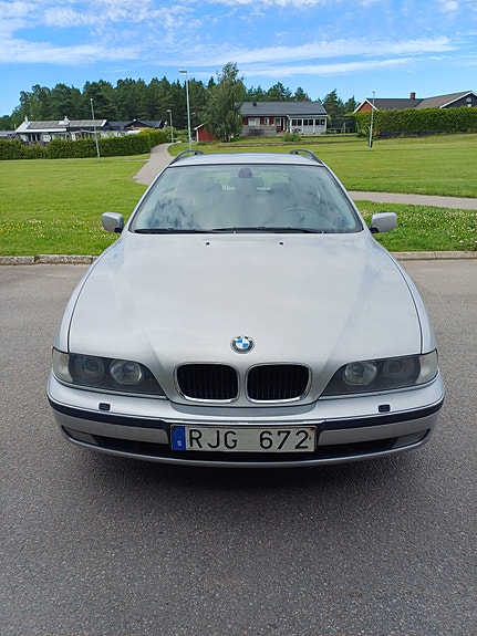 BMW 523i 2 of 5