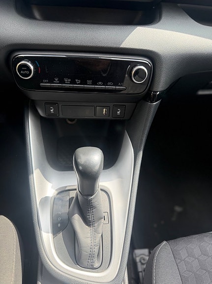 Toyota Yaris 8 of 15