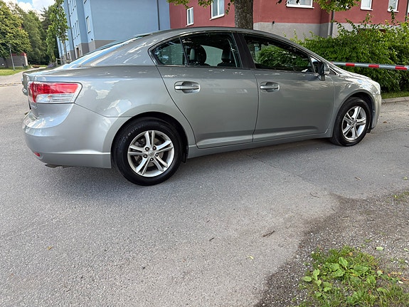 Toyota Avensis 4 of 5