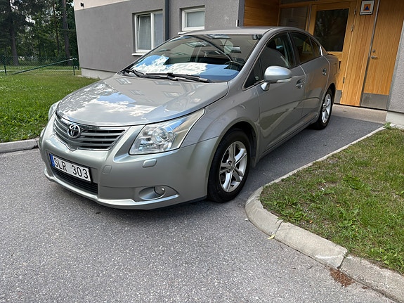 Toyota Avensis 2 of 5