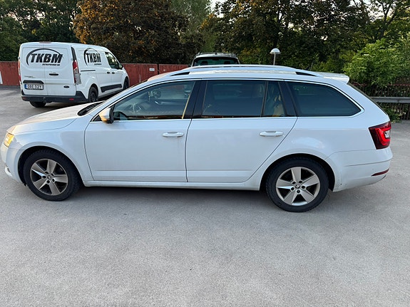 Skoda Octavia 2 of 5