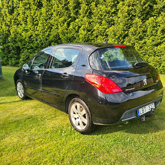 Peugeot 308 2 of 5
