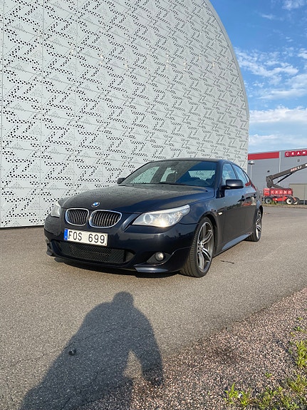 BMW 523i 2 of 5
