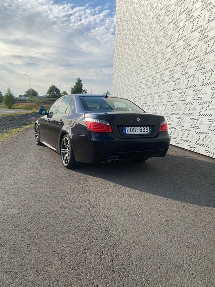 BMW 523i 3 of 5