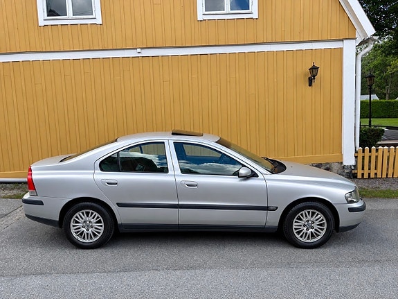 Volvo S60 2 of 4